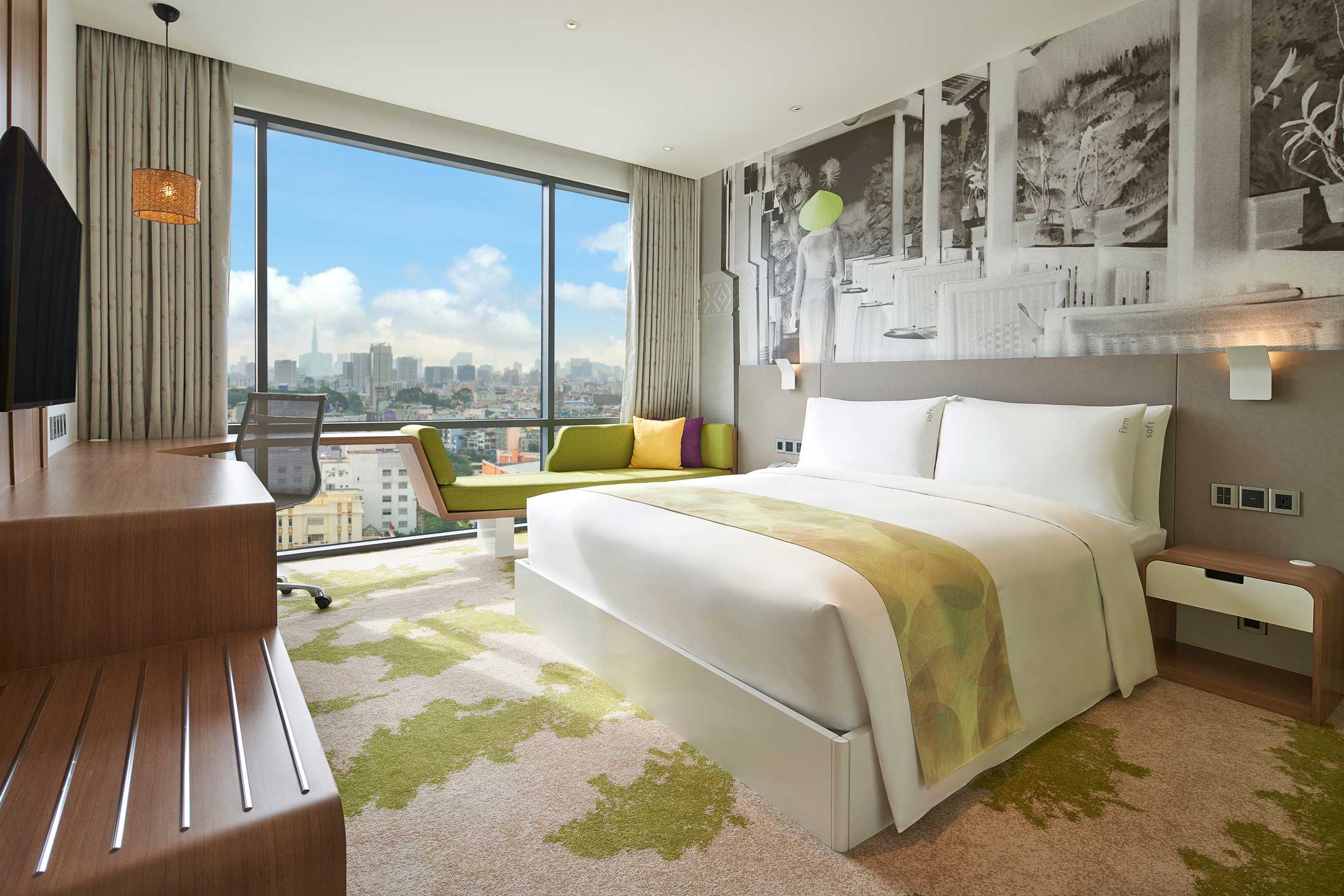 Phòng Deluxe tại Holiday Inn & Suites Saigon Airport với thiết kế hiện đại, không gian rộng, chuẩn khách sạn 5 sao gần sân bay Tân Sơn Nhất