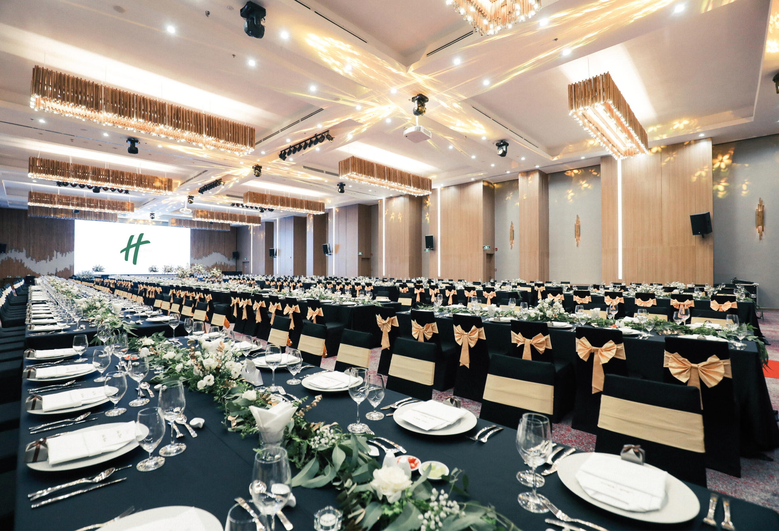 Top 10 Luxurious Wedding Venues for Large-Scale Receptions in Ho Chi Minh City: Holiday Inn & Suites Saigon Airport