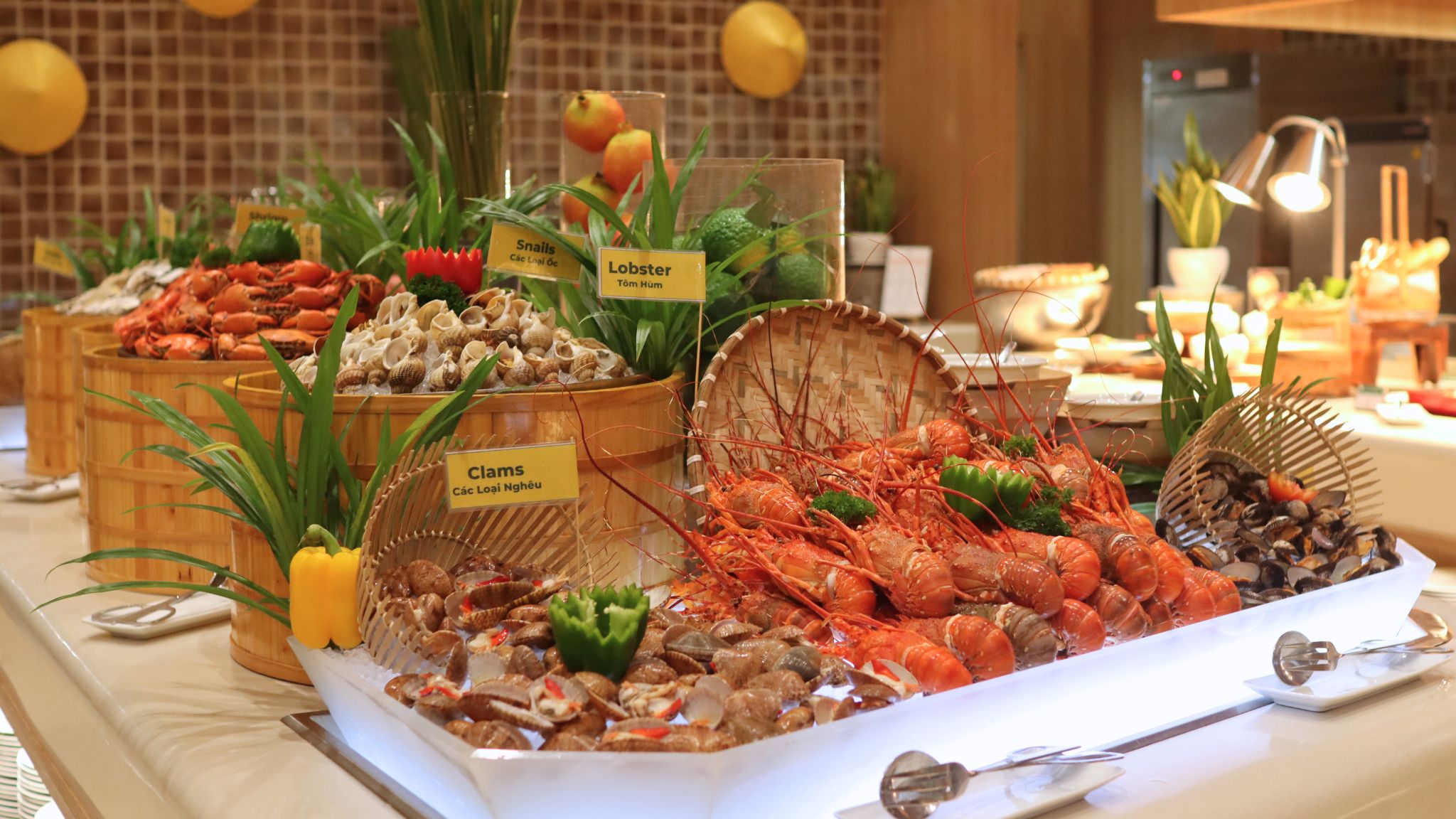 Bữa sáng buffet tại Holiday Inn & Suites Saigon Airport cho khách công tác TP.HCM