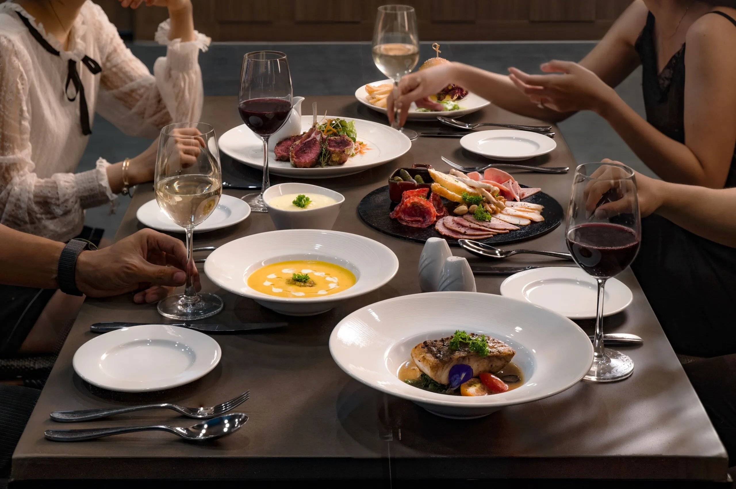 Nhà hàng ăn uống sang trọng gần sân bay Tân Sơn Nhất - Nhà hàng Manja Manja