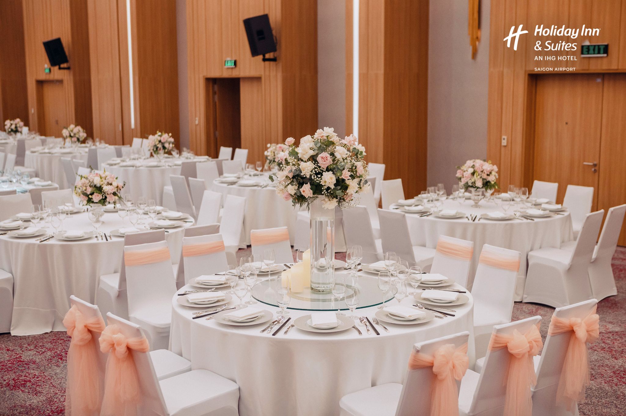 Gói tiệc cưới 5 sao tại Holiday Inn & Suites Saigon Airport với không gian sang trọng, phong cách Á Âu và dịch vụ trọn gói