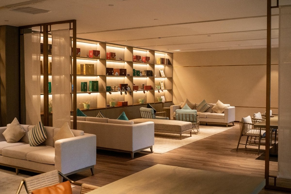 5 most convenient hotels near Tan Son Nhat Airport: Le Saigon Hotel