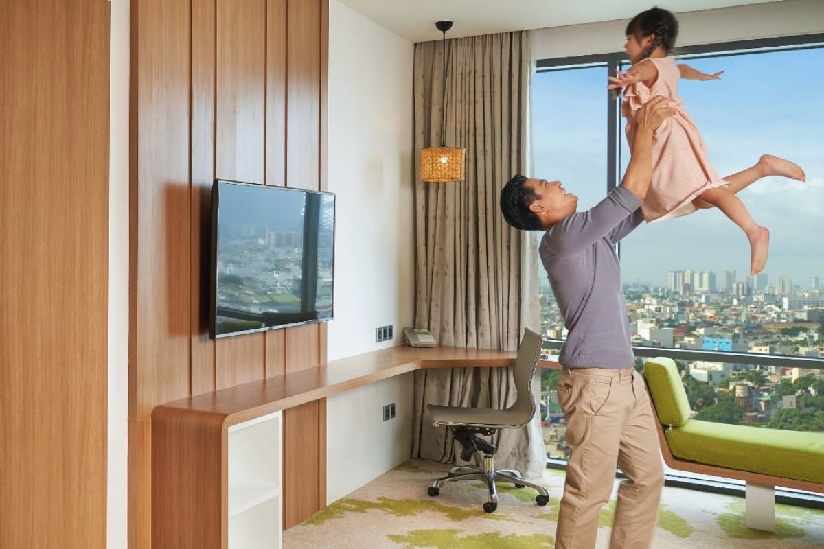 tips for choosing a hotel near Tan Son Nhat Airport based on shuttle service, distance, reviews, and business amenities