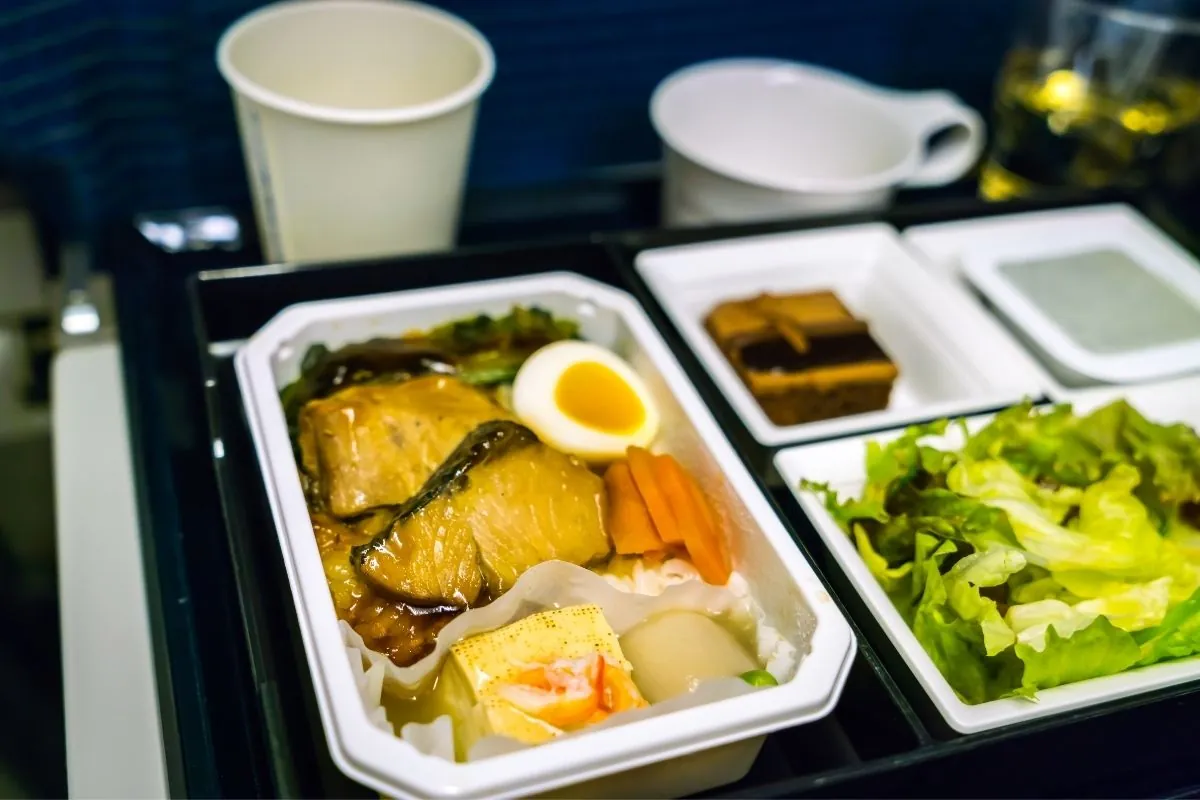 Simple meal on the plane helps maintain biological rhythm after landing