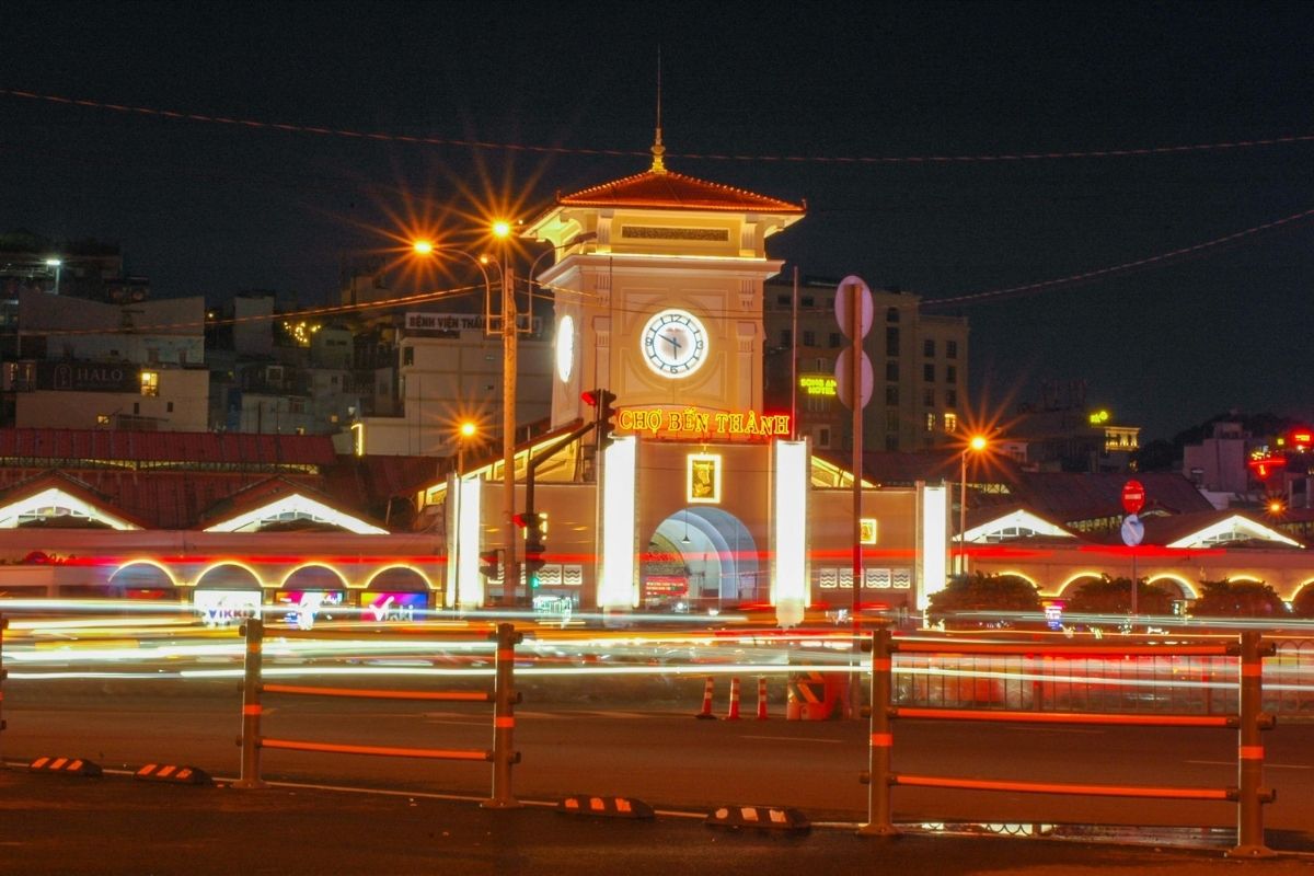 đêm sài gòn rực sáng với chợ bến thành