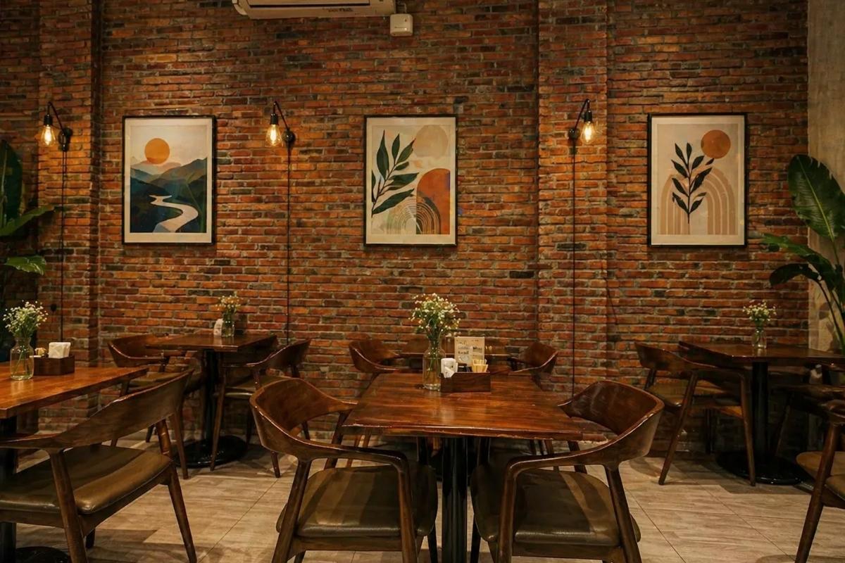 không gian ấm cúng của nhà hàng the melbourne cafe với tường gạch và bàn gỗ