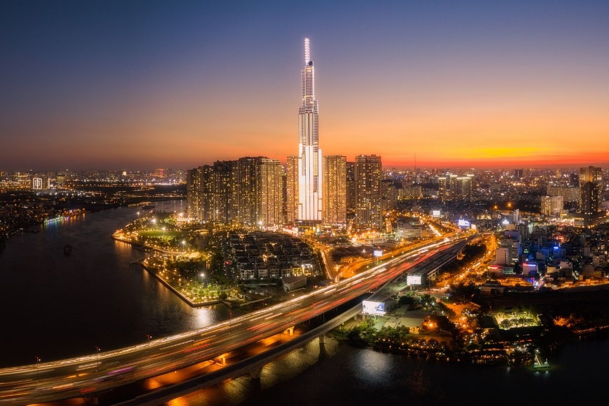 landmark 81 skyview nhìn toàn cảnh thành phố lúc hoàng hôn rực sáng