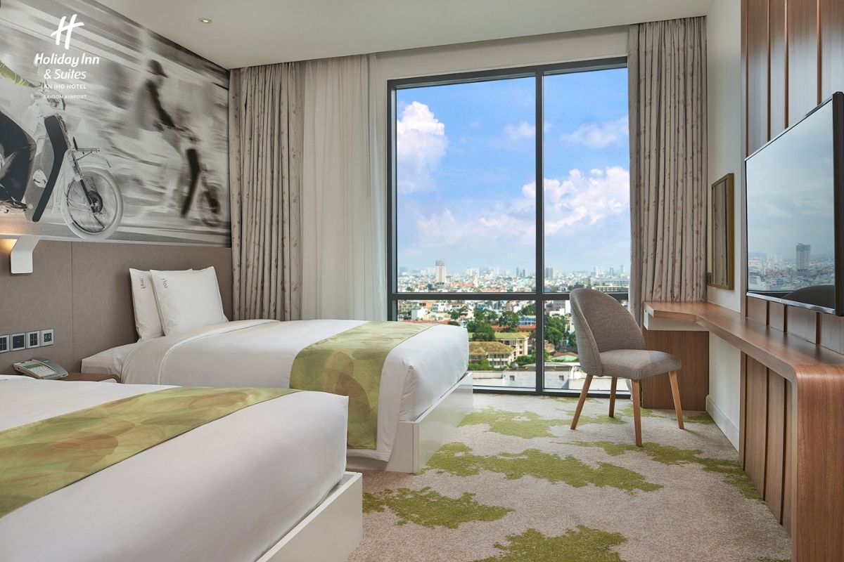beautiful and tidy guest room at Holiday Inn and Suites Saigon Airport hotel