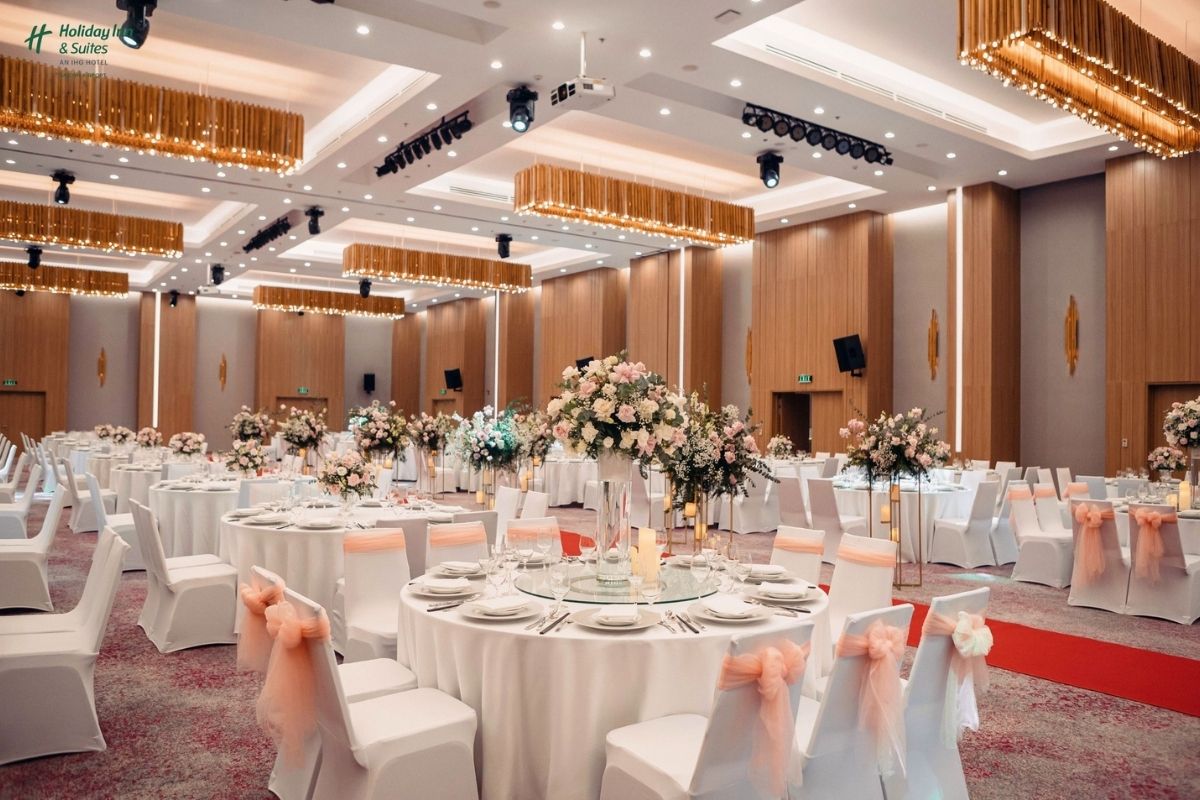 spacious and refined function room at Holiday Inn and Suites Saigon Airport